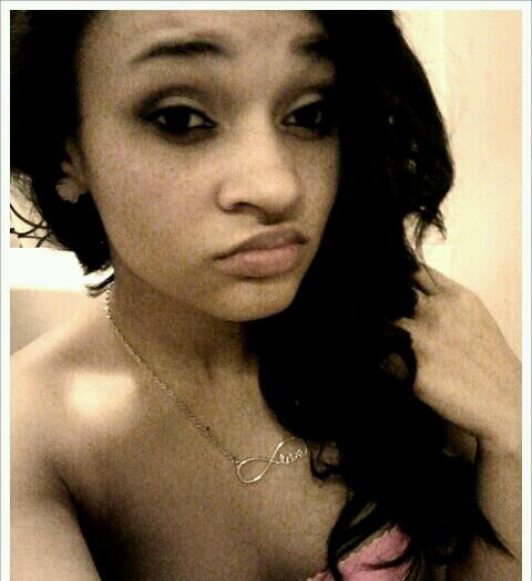 #TEAMLIGHTSKINN ** {Life is a show && im my ownn ST*R  while the HATERRSS are my biggest fann} I follow bacck [promise]