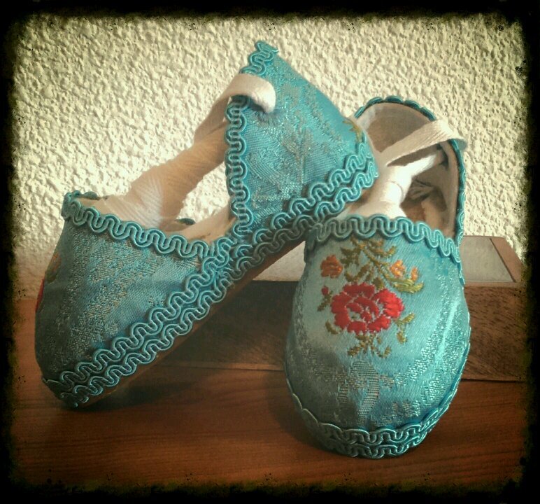 En Mis Zapatitos Falleros queremos que vayas lo más cómoda posible cuando te vistas con la indumentaria valenciana.