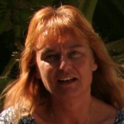 Moeder van 3 geweldige dochters en idem schoonzonen, oma van drie heerlijke kleindochters en getrouwd met Jan, hobby's  legpuzzelen, lezen, wandelen en bridge