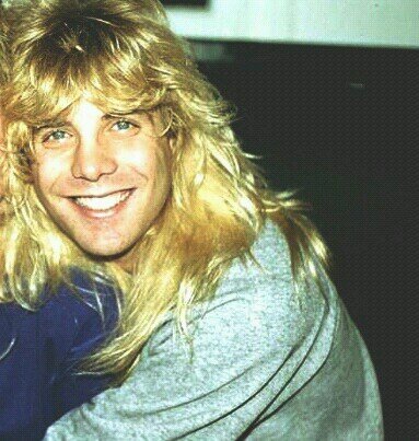 And it's hard to hold a candle In the cold November Rain .