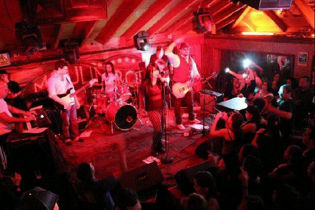 somos la banda tributo OFICIAL por venezuela de GARBAGE sigan tambien nuestro fan page Espacio Lunatico.