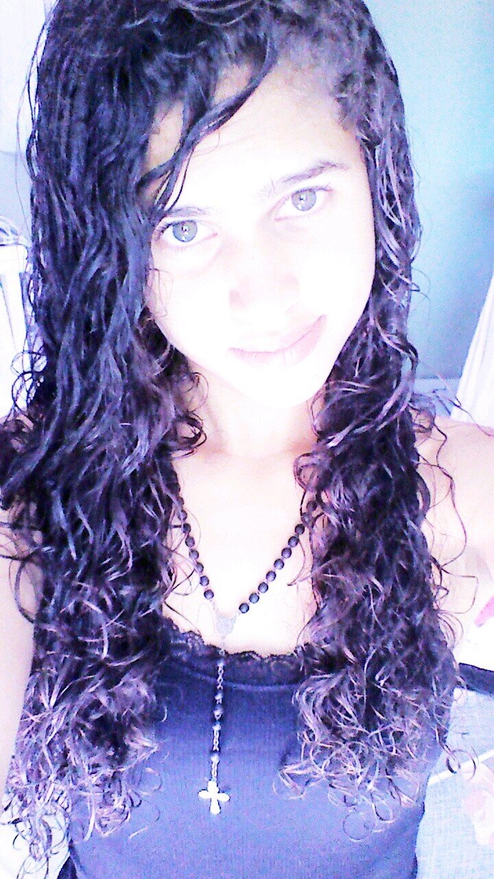 - Sonhadora, amiga, ciumenta, bailarina, olhos verdes, musica, moda, diversão, salto alto, amo preto & meus pais (: