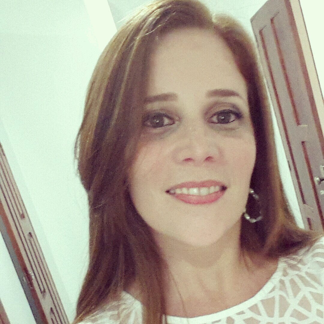 Uma mulher madura que brinca no balanço, uma menina insegura que anda de salto alto! 
Ser feliz não é conseguir o que deseja, é desejar o que já possui!