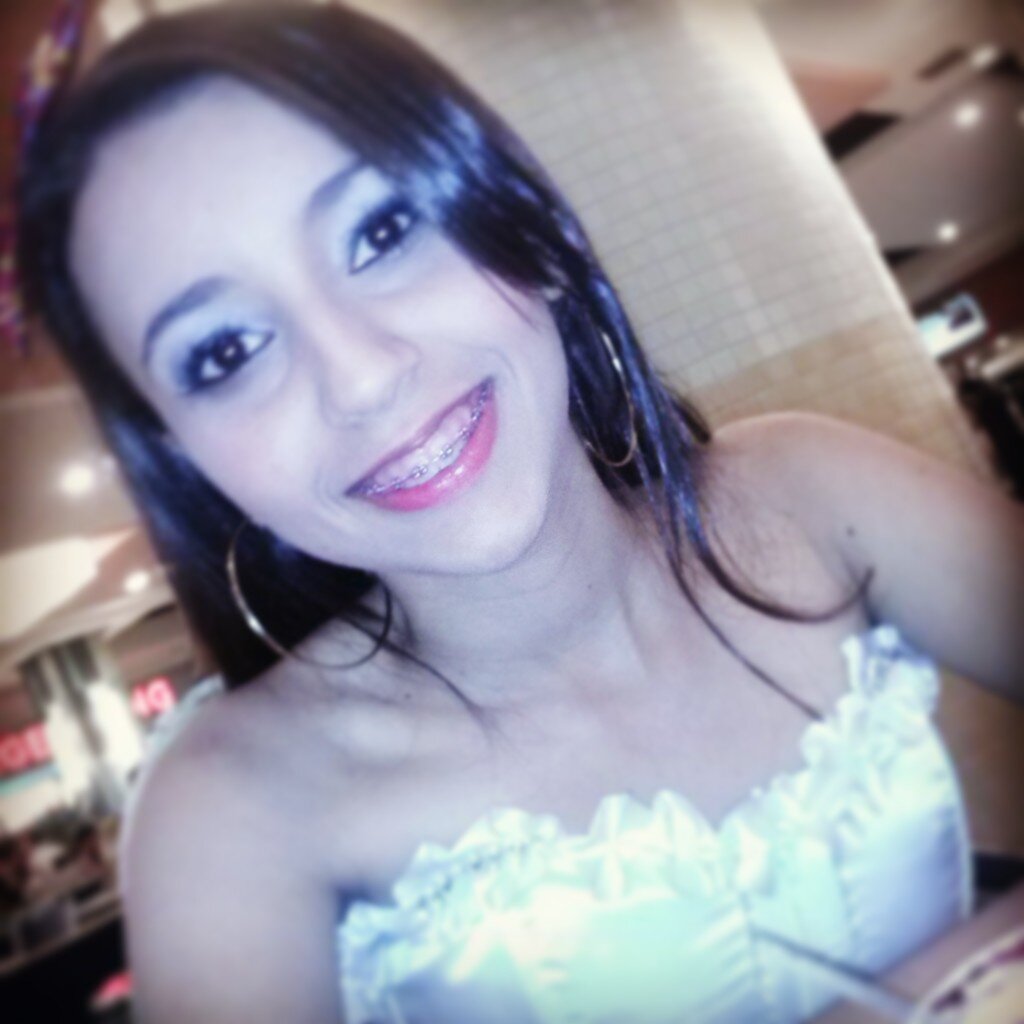Menina qq troca uma sandália de salto, por uma bota Texana, qq gosta de moda de viola, qq não troca as moda de Tião Carreiro, por uma musica de Mc Catra .