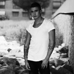 18. Libre, borde y chulo. Sin familia. Sin pasado. La calle mi casa. Experto en supervivencia. Ex de Fanny. Hermano de Maca. Primo de Maria.