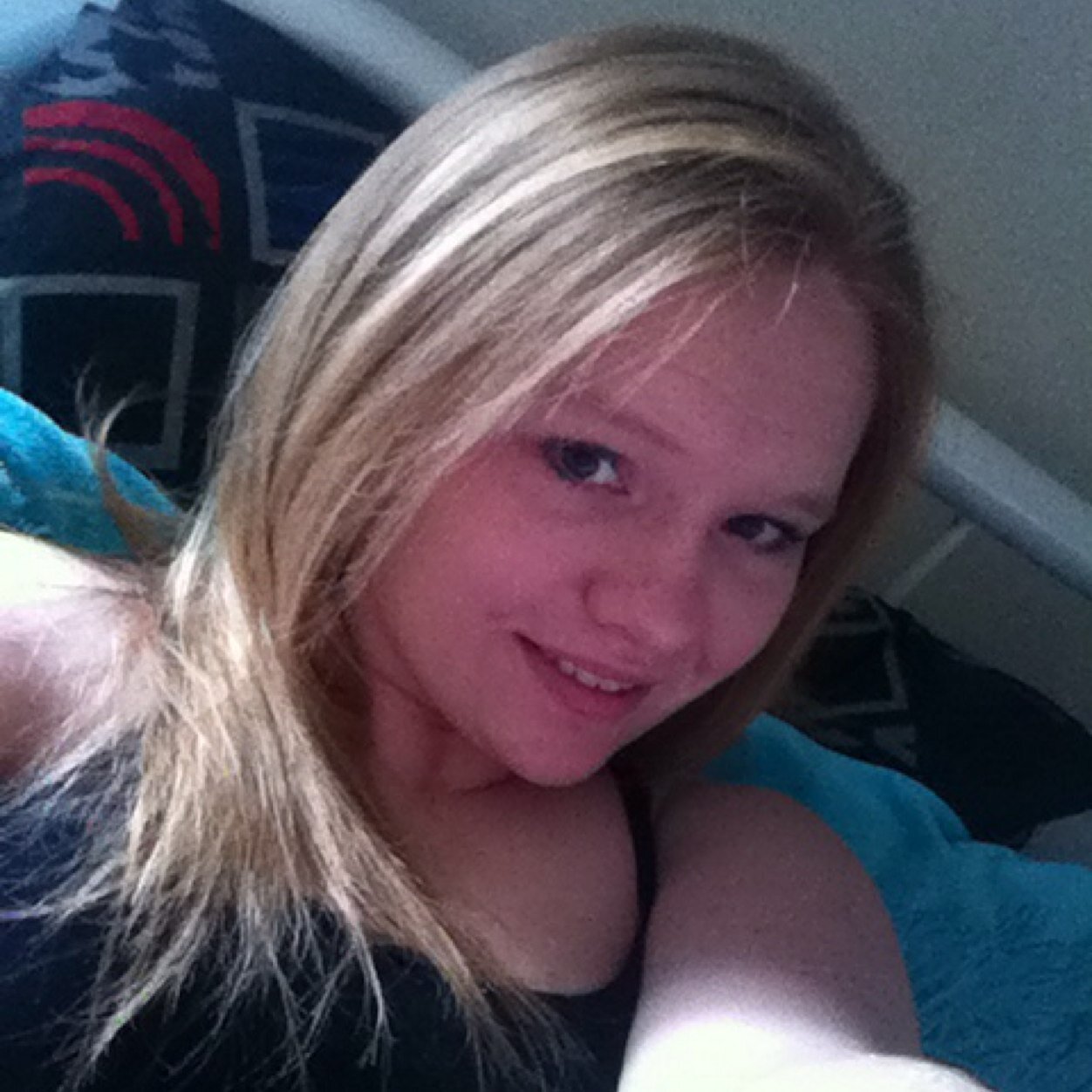 Im jessie but most people call me jess c: im 17 and single dm or tweet me music is life