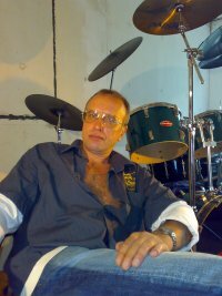 ohayrust's profile picture. Прихожу домой, а там столько работы: диван не лежаный, телевизор не смотренный, интернет не сиженый.