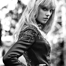 Twitter oficial do Grupo oficial da Taylor no Facebook e da página Swift BR.