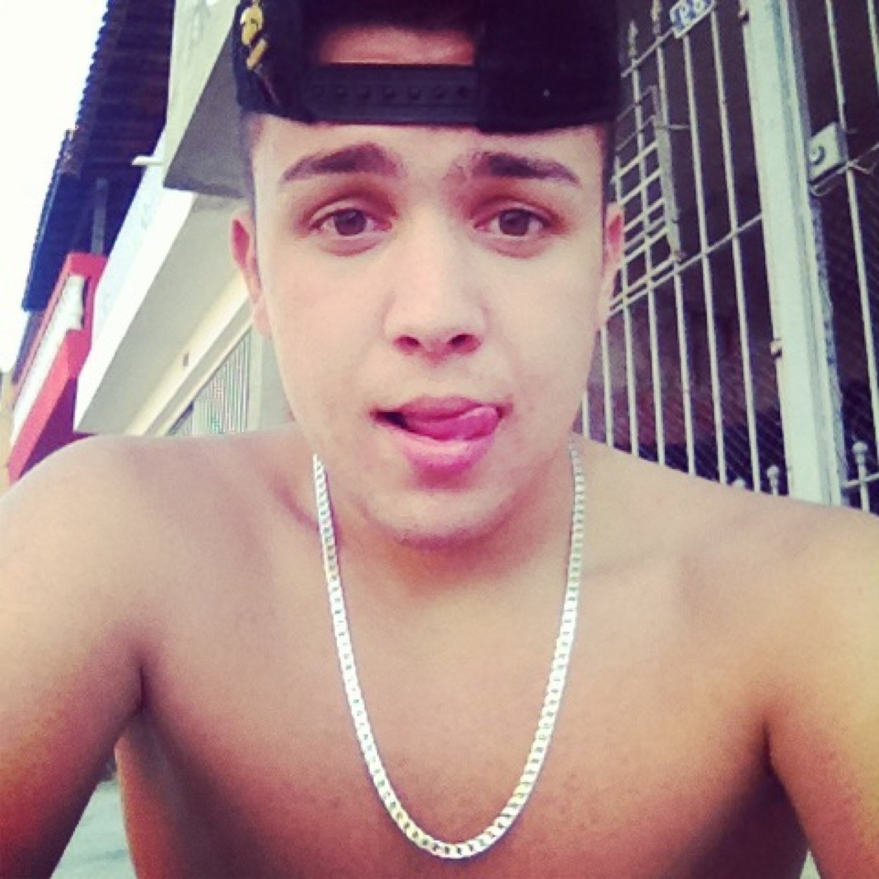 Foda-se á sociedade que ainda me julga..♪