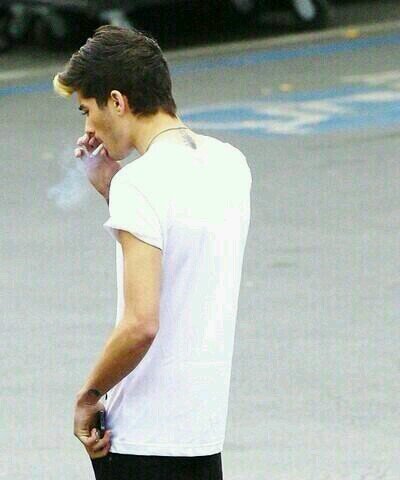 hey bby I just gave u a free follow so it would mean a lot if u could follow @zaynsqt ily :) x