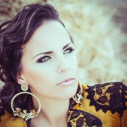 La elegancia no solo se transmite con un precioso vestido de Flamenca, si no también con unos complementos únicos y personalizados.689610810
