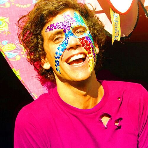 Noi siamo delle ragazze che amiamo Mika, lui è la nostra vita. Noi siamo d'oro grazie a lui. WeareGolden# Se ci seguite, vi seguiamo*-*