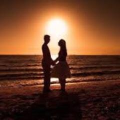 مَعَ المسَآء تحلِّقُ أَحلَآمٌ كُثُر، وَ يَبقَـى للْبَوحِ عآلَمٌ آَخر ، مَع المسَآء نَتُوهُ فِي أَمَآكنَ مختَلِفَة