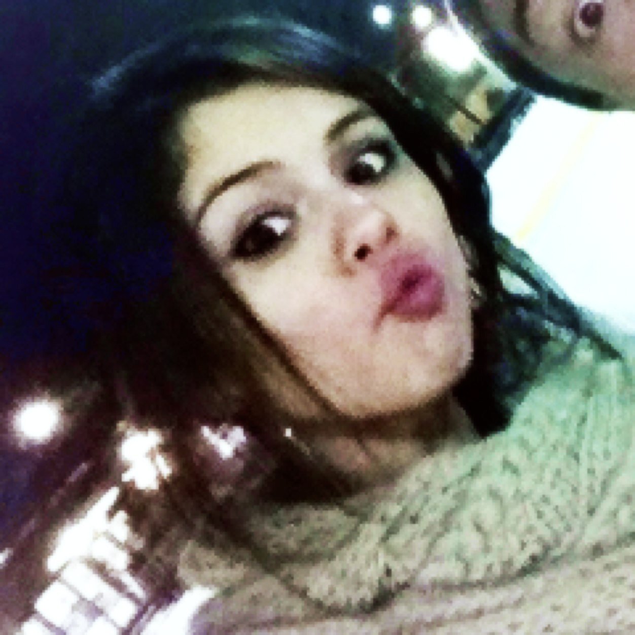 19. Cantante, actriz, modelo, embajadora de UNICEF, y blahblahblah. Sois todos subnormales. La shunga l varrio cn l luk.