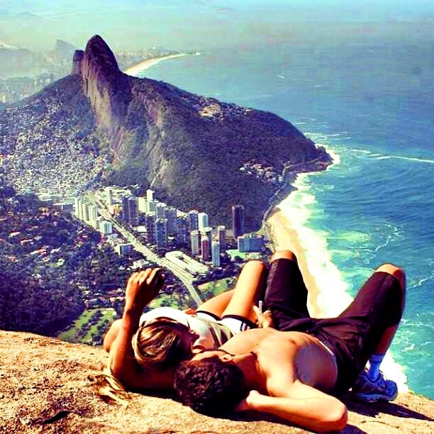 Essa pagina cumpri todas as regras do Twitter , curta os tweets , aqui vai estar diversas fotos de famosos , e os acontecimentos do dia a dia ♥