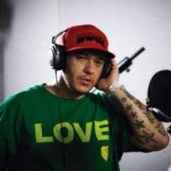 Se quiserem me internar não deixem,deixem-me exercer minha loucura em paz
Chorão
