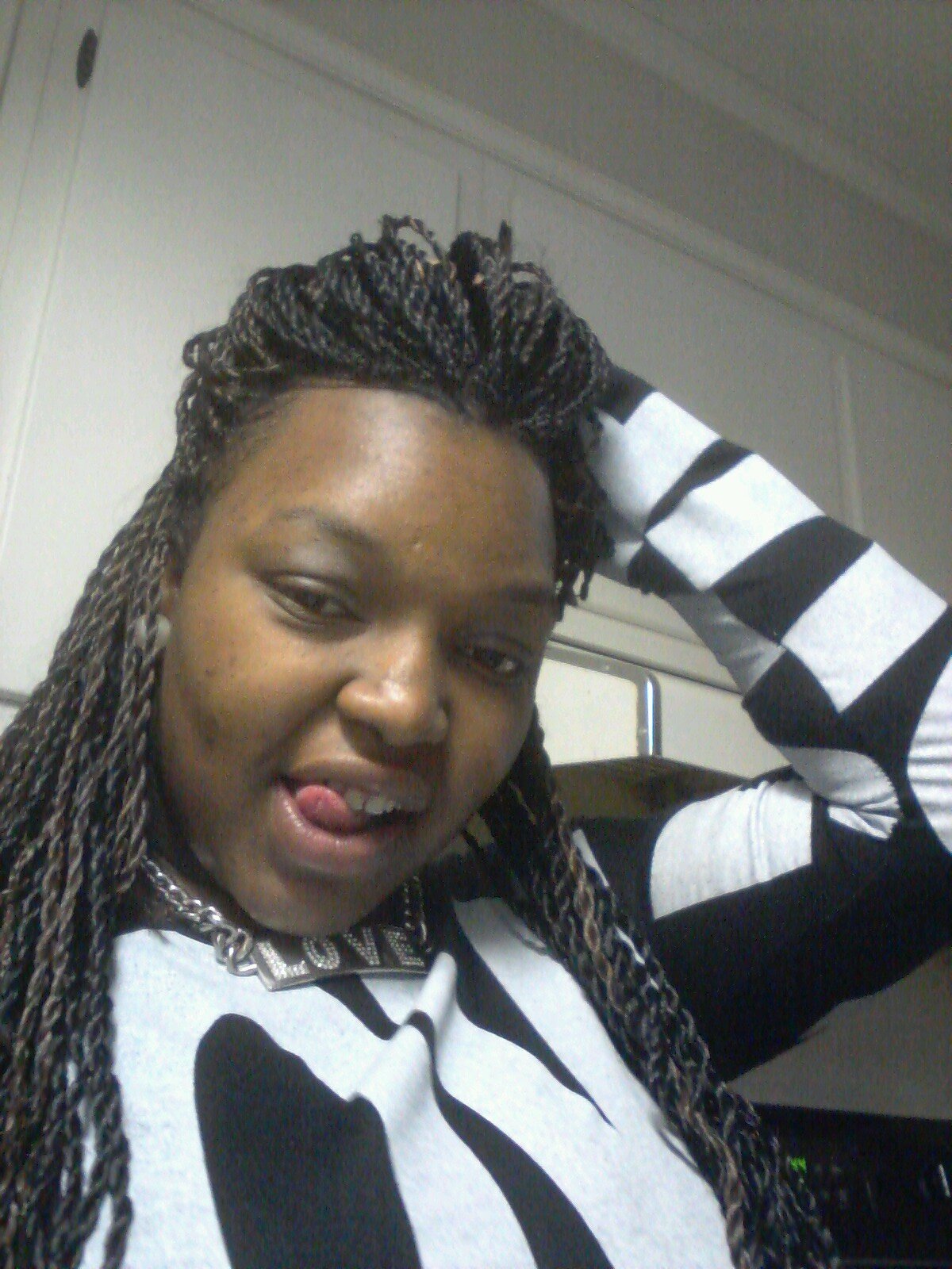 HEY TWITTER EVERYONE JUST FOLLOW ME 