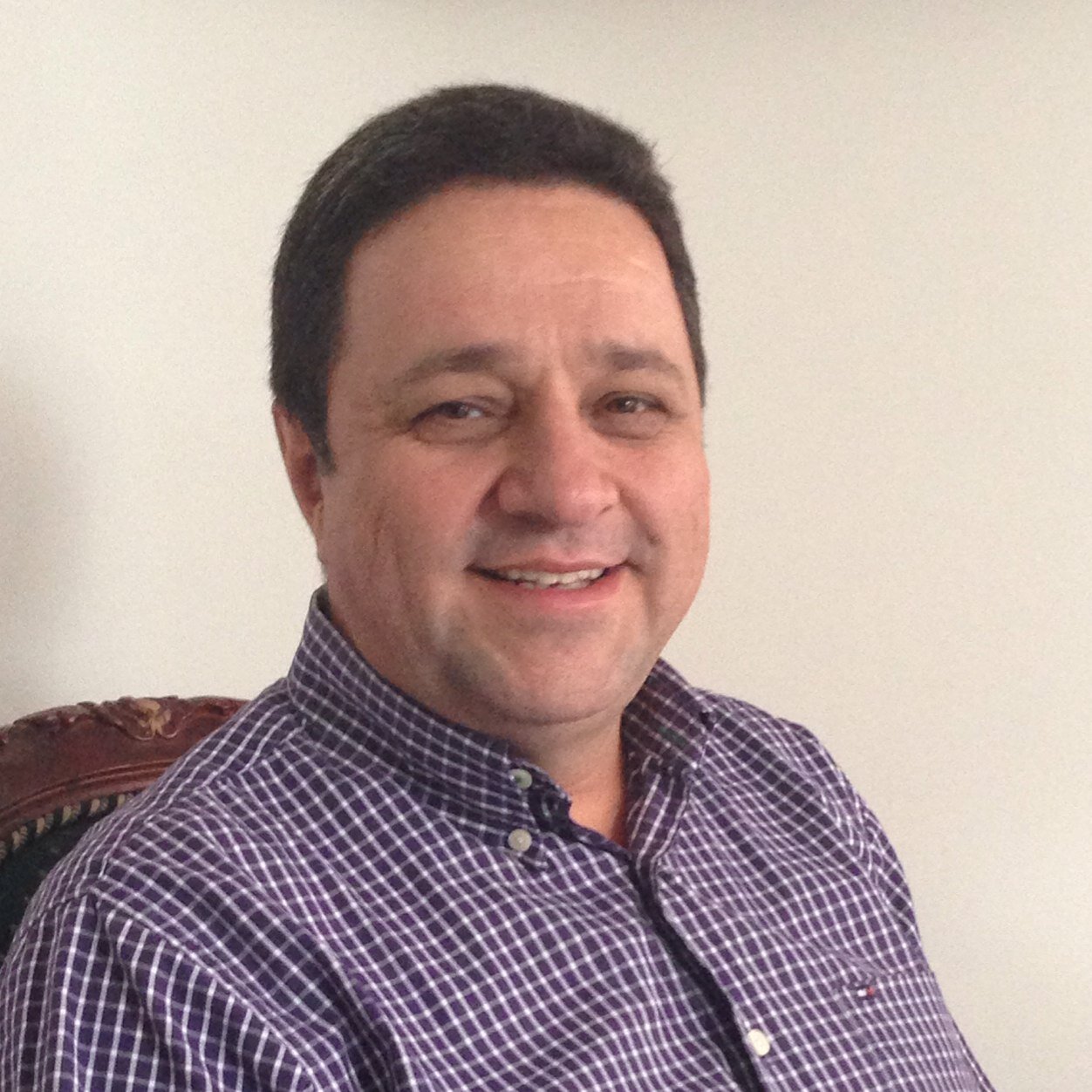 EMBA||Adminisrador de Empresas||Especialista en economia Internacional.libros,salsa,boleros y vino.