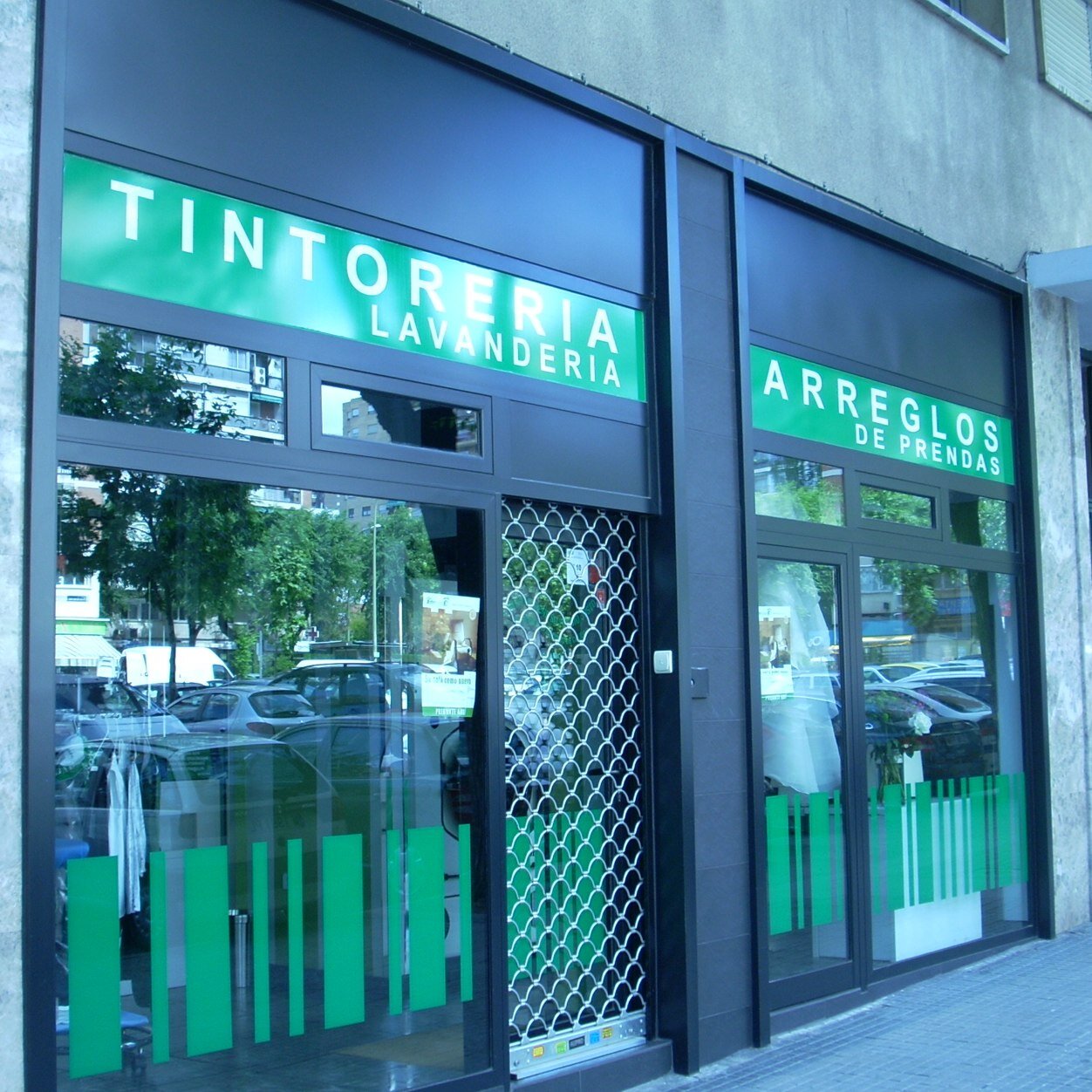 Expertos en limpieza de ropa. Sistema de limpieza ecológico. Firmas, piel, peletería, tapicerías, entelados de paredes, alfombras, servicio de costura...