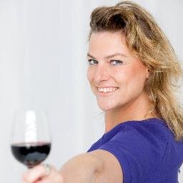 wijntheater is een unieke wijnbar op locatie,  dj's met vinyl, vrouwelijke vinologen als host, glasproeverijen, champagnetorens en zusje van wijnbar aan zee