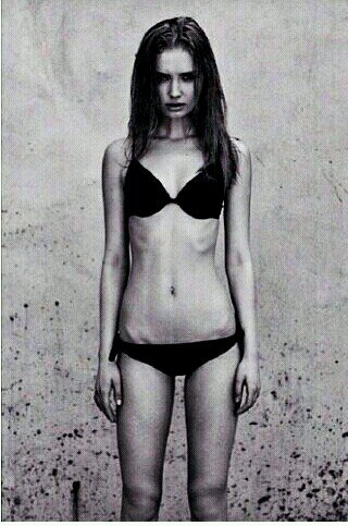 Paso de mirarme al espejo, es la misma silueta deforme. ED. #ProAna. La felicidad: la delgadez.