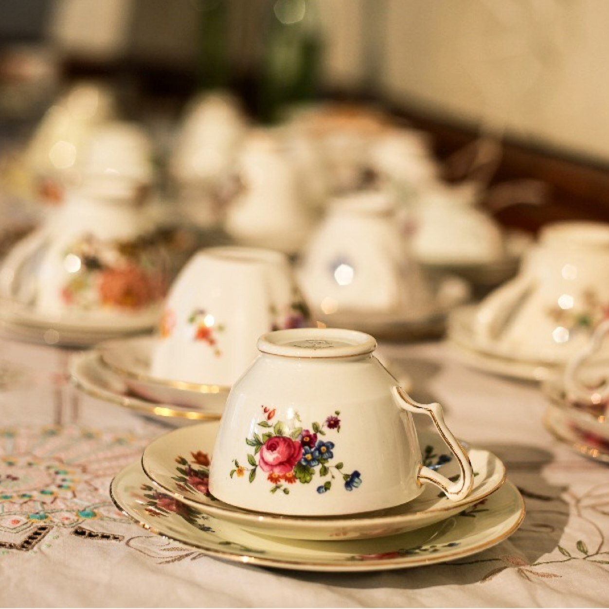 We supply pretty vintage china & mis-matched crockery for any occasion including weddings, parties and afternoon teas. Add vintage style to your event.