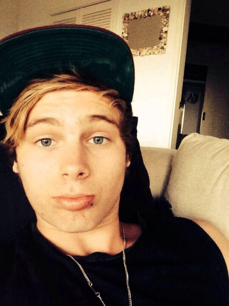Free follow! Follow my main account @HemmoCraic and I will follow back :)))