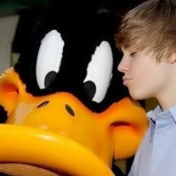 Ser belieber não é apenas ter tudo, revistas, posters, livros, mas é saber chorar pelo seu ídolo e amar de verdade.