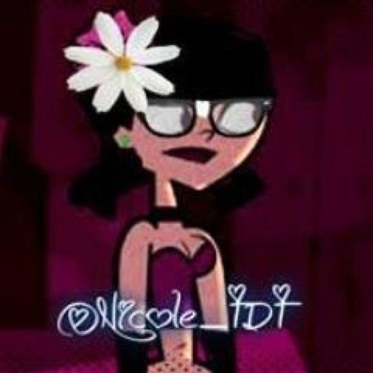 Name's Nicole But Ya'll Can Call Me,Nici.Grew Up In An Indie Town,Outside A Retro Theatre.I Love To Sketch,Play Soccer,And Give Huuugzz!! {#Single. OC. ZoeyTD.}