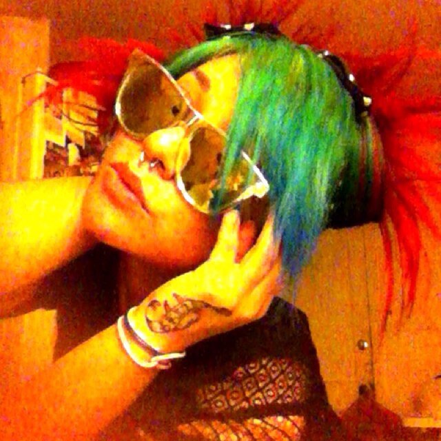 HI I'm Cherish you wana play??? :) I like boys I like girls but I LOVE GORE LOVERS MORE!! Video games,weed,gore and monster's !! Yes please!
