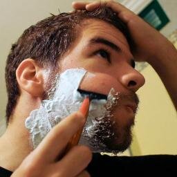 Hache_raw's profile picture. No me pego al de delante, salgo de las rotondas desde el carril exterior, uso los intermitentes y el carril derecho... ¿Se puede ser mejor persona?