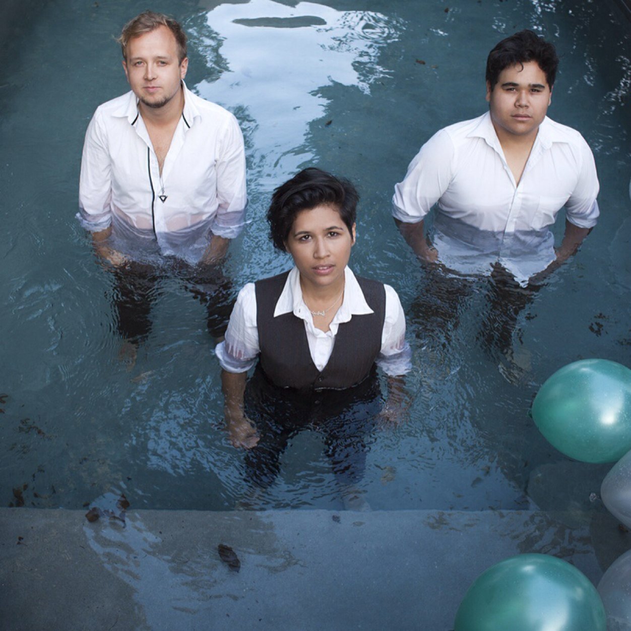 whoiszoemusic's profile picture. We just want to know who she is.