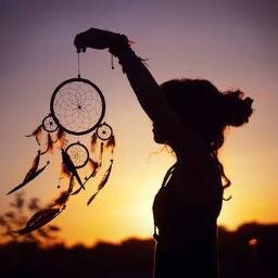 Creo en la libertad, condición indispensable para crecer, crear, amar y volar. Psicóloga UNAM, maestra, teatrera, cantante, AMLOver, autodidacta, etc., etc.