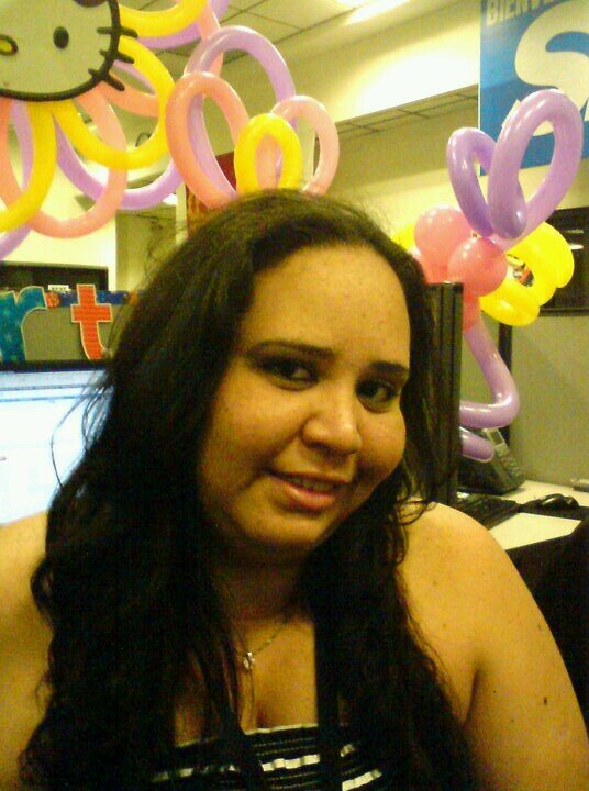 Sencilla, alegre, sincera me gusta tener muxos amigos, me encanta la musica y la playa amoo acampar, me fascina la naturaleza. Y amo los animales.