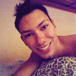 Twitteiro de plantão, Ariano , balada, amigos, Família, música, filmes,  tudo  VOCÊ descobre Aqui , siga-me? e te sigo de volta enfim sou mais feliz q vc !!!
