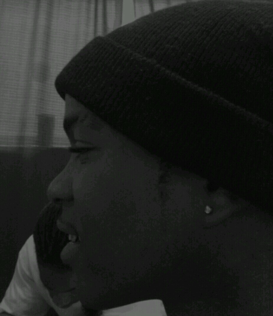 Hiphop artist sign w\[D.P.E.] DEAD PREZIDENTS ENTERPRIZES