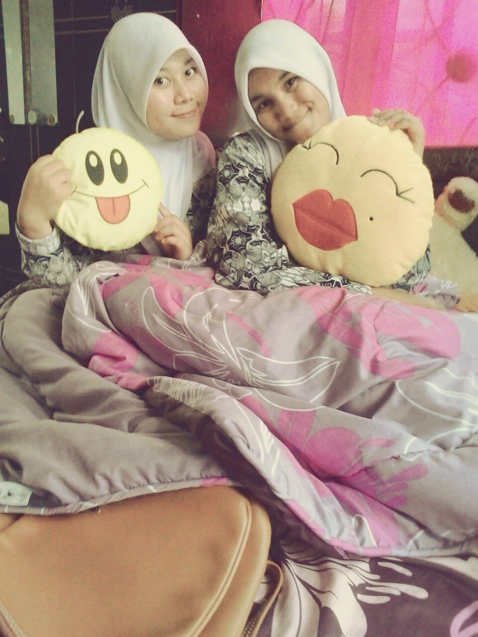 Follow me. Follback?  mention aja