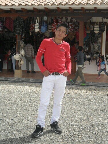 De Cómbita, Boyacá. 
Bachiller pedagógico de la Escuela Normal Superior Santiago de Tunja.
Estudiante de Ingeniería de transporte y vías en la UPTC.