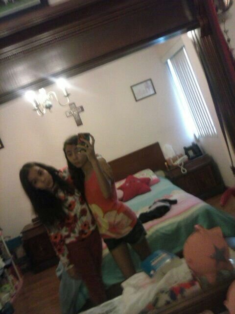 amable,me gusta bailar . cantar y amo a alisha newton quiero ser famosa! :P e idola de alisha newton :)