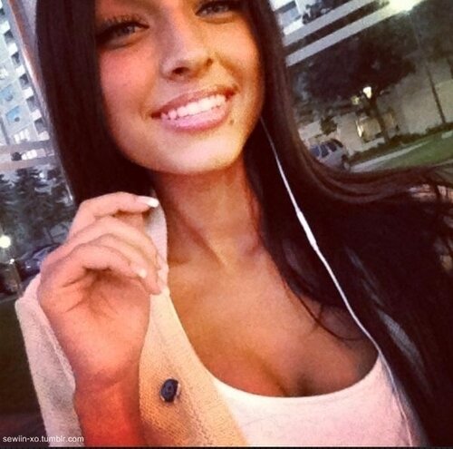 AlexiDinsey's profile picture. You are not fully dressed until you wear a smile.