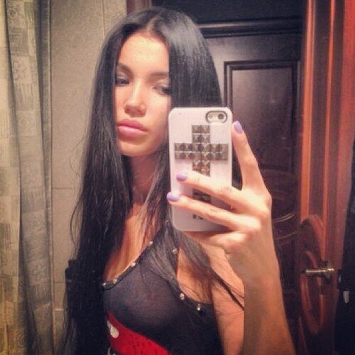 KariottaLavator's profile picture. She wants a hug. Not just a normal hug, one of those tight hugs that take her breath away, give her butterflies & make her smile like crazy.