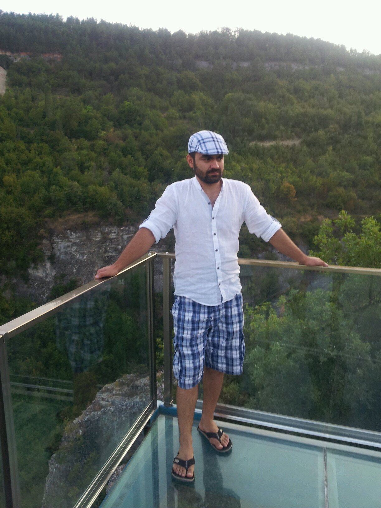 guler199016's profile picture. Çok laf yalansız, çok mal haramsız olmaz...