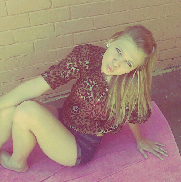 Lovable person, big hearted, talkative , never a fake being true to myself...*// En eks afrikaans:p dis hoe ek rol!!