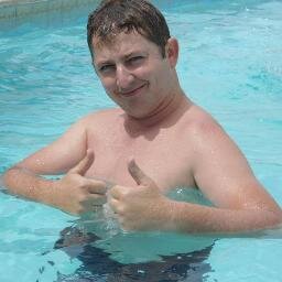 Uma pessoa que trabalha muito,mas que ama amar a vida.família meu ponto forte,minha base.