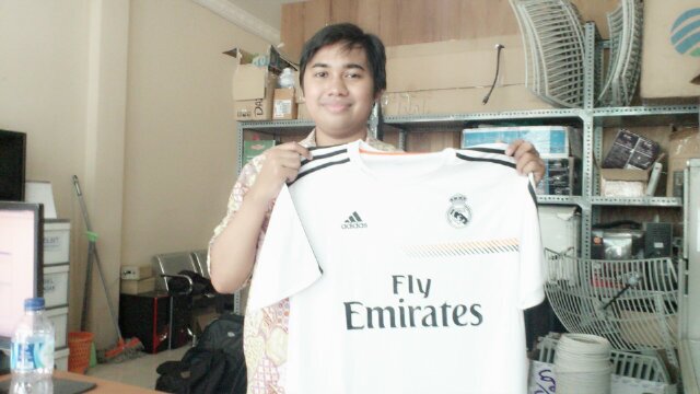 orgnya biasa aja suka dengan kesederhanaan  suka bgd main PES trus nyanyi dan pendukung Tim @realmadrid krn saya #Madridista sejati