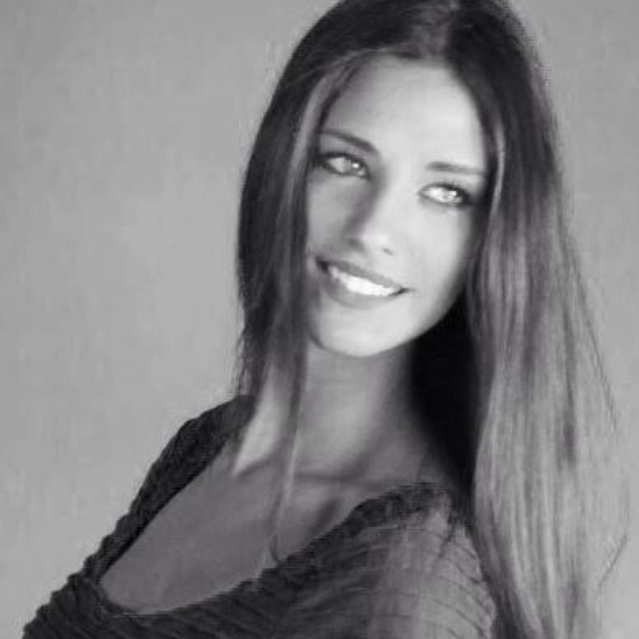 Deborah_Corona's profile picture. Nunca dejes de sonreir, porque el dia que no lo hagas será un dia perdido !!