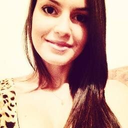 Seja feliz e não se importe com as pessoas, elas não sabem metade do que acontece com você.