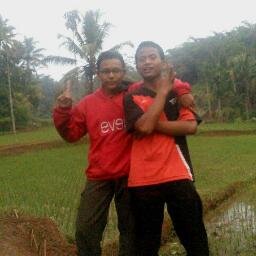 sun_pel's profile picture. manusia yang mencoba berlari, tapi lebih banyak diam ditempat seraya menunggu kawan untuk melompat