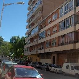 Vendo/Alquilo piso amueblado, 450€ al mes (incluido calefacción, agua y comunidad). 4 dormitorios, cocina, 2 baños, 1 salón y 2 terrazas (interior y exterio).