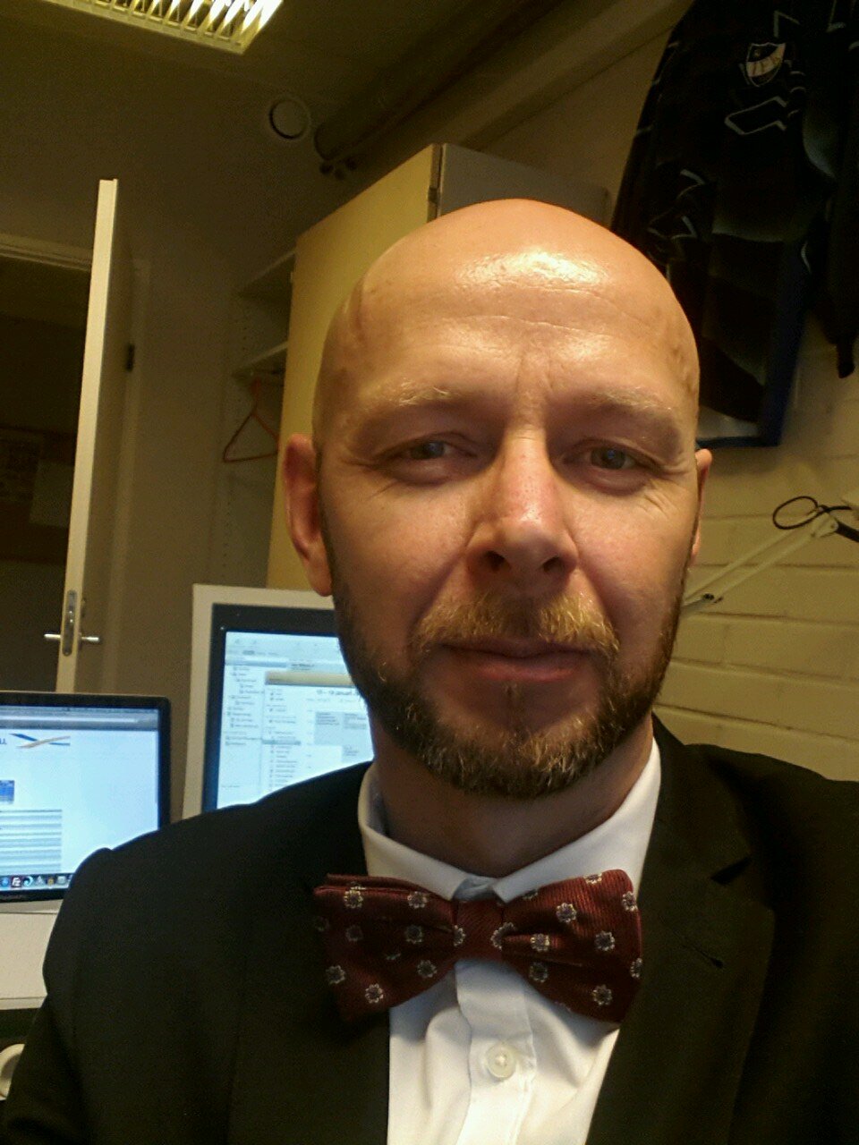 OweSjoblom's profile picture. Jobbar på Ålands radio med det mesta, men helst med sport. Har fyra barn, två stora och två lite mindre. Mina tweets är helt och hållet mina egna synpunkter.